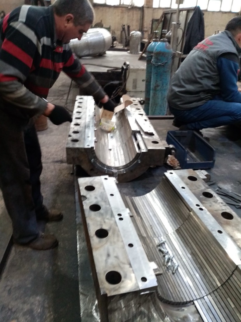 Assembly of cage chambers.