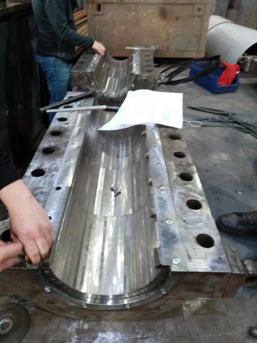 Assembly of cage chambers.